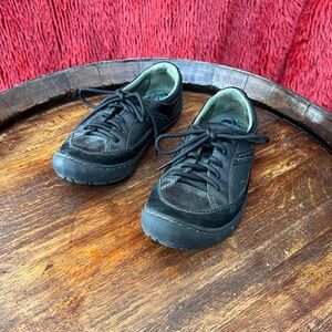 Earth women's black walking shoes